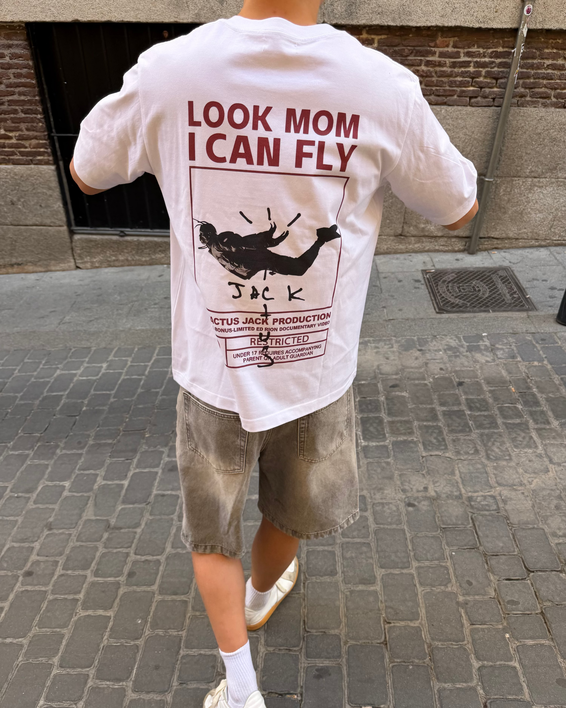 Model is 183cm / 6'0" wearing size M